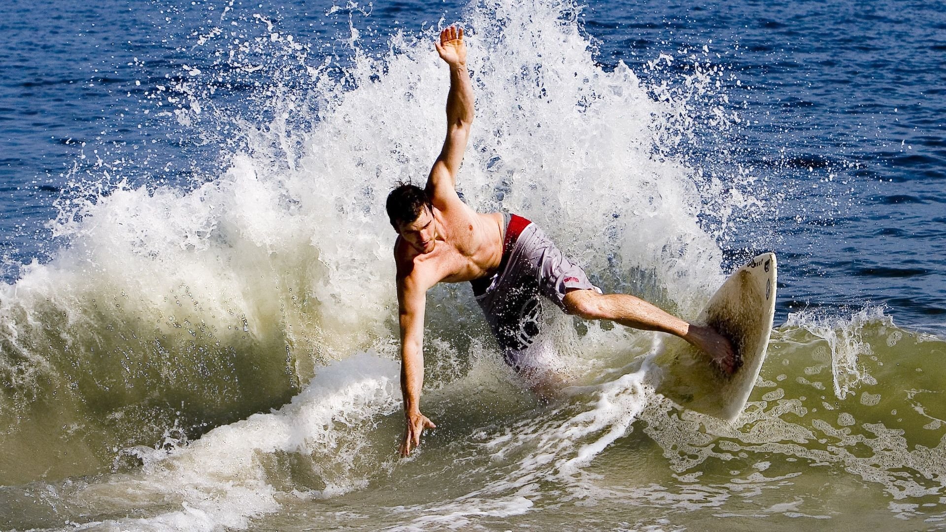 中超联赛中国队爆冷 球员状态起伏较大，中超参赛队